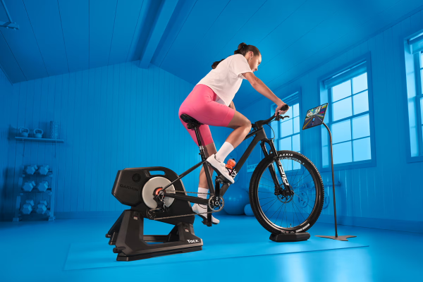 El cambio virtual de Zwift llega a los rodillos inteligentes Tacx NEO