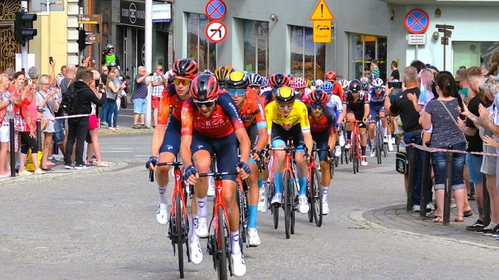 Pelotón del Tour de Pologne en carrera, imagen de archivo