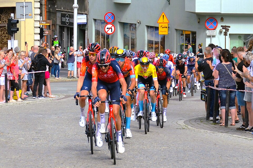 Pelotón del Tour de Pologne en carrera, imagen de archivo
