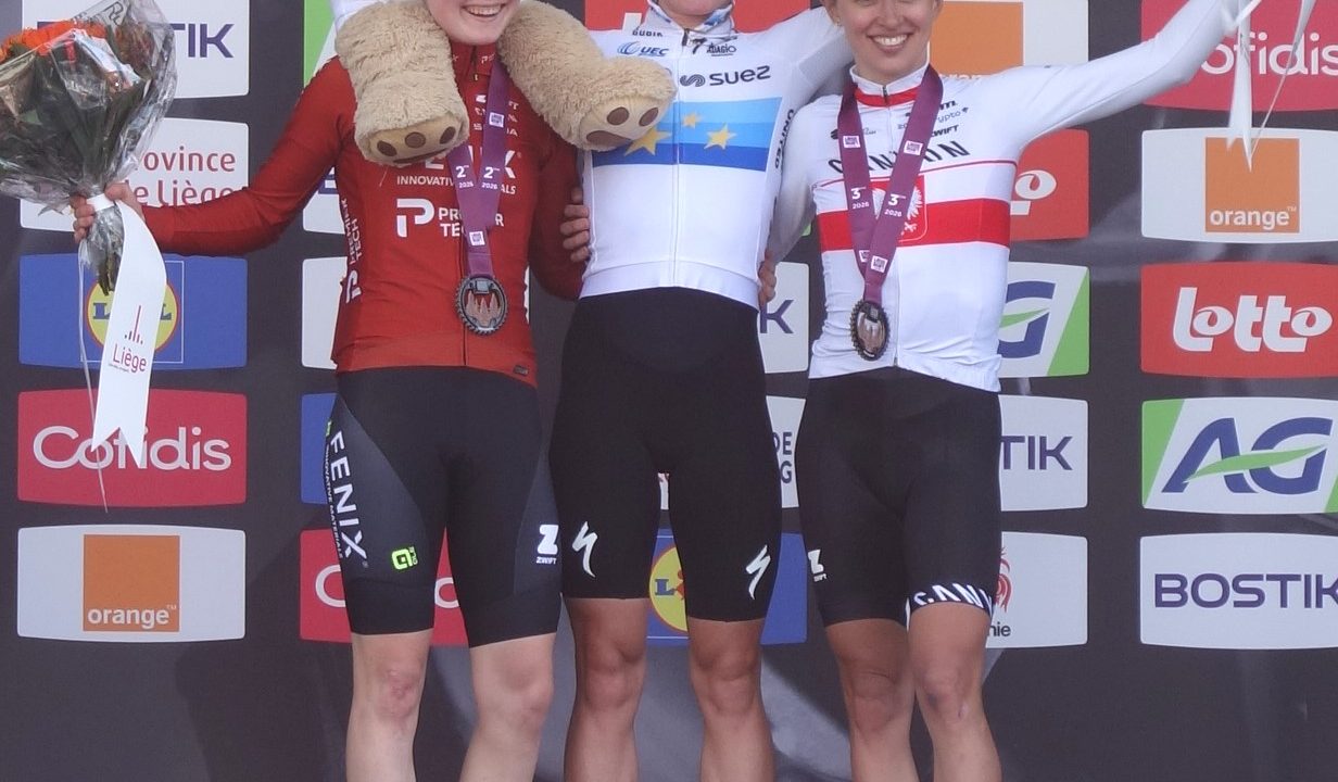 Demi Vollering celebra en el podio de Lieja-Bastoña-Lieja 2026 junto a Puck Pieterse y Katarzyna Niewiadoma