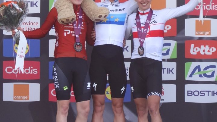 Demi Vollering celebra en el podio de Lieja-Bastoña-Lieja 2026 junto a Puck Pieterse y Katarzyna Niewiadoma