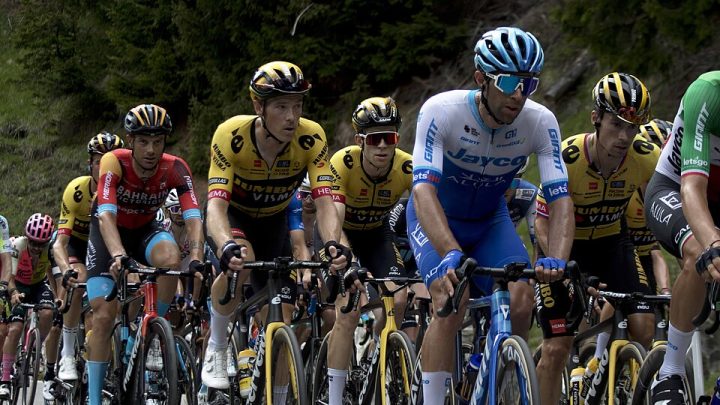 Pelotón del Giro de Italia en montaña, imagen de archivo