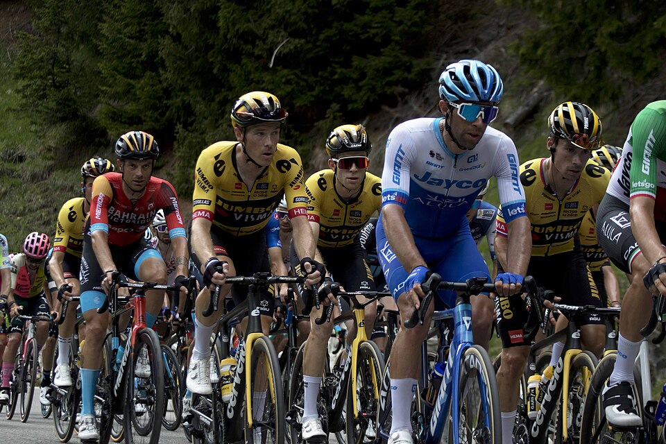 Pelotón del Giro de Italia en montaña, imagen de archivo