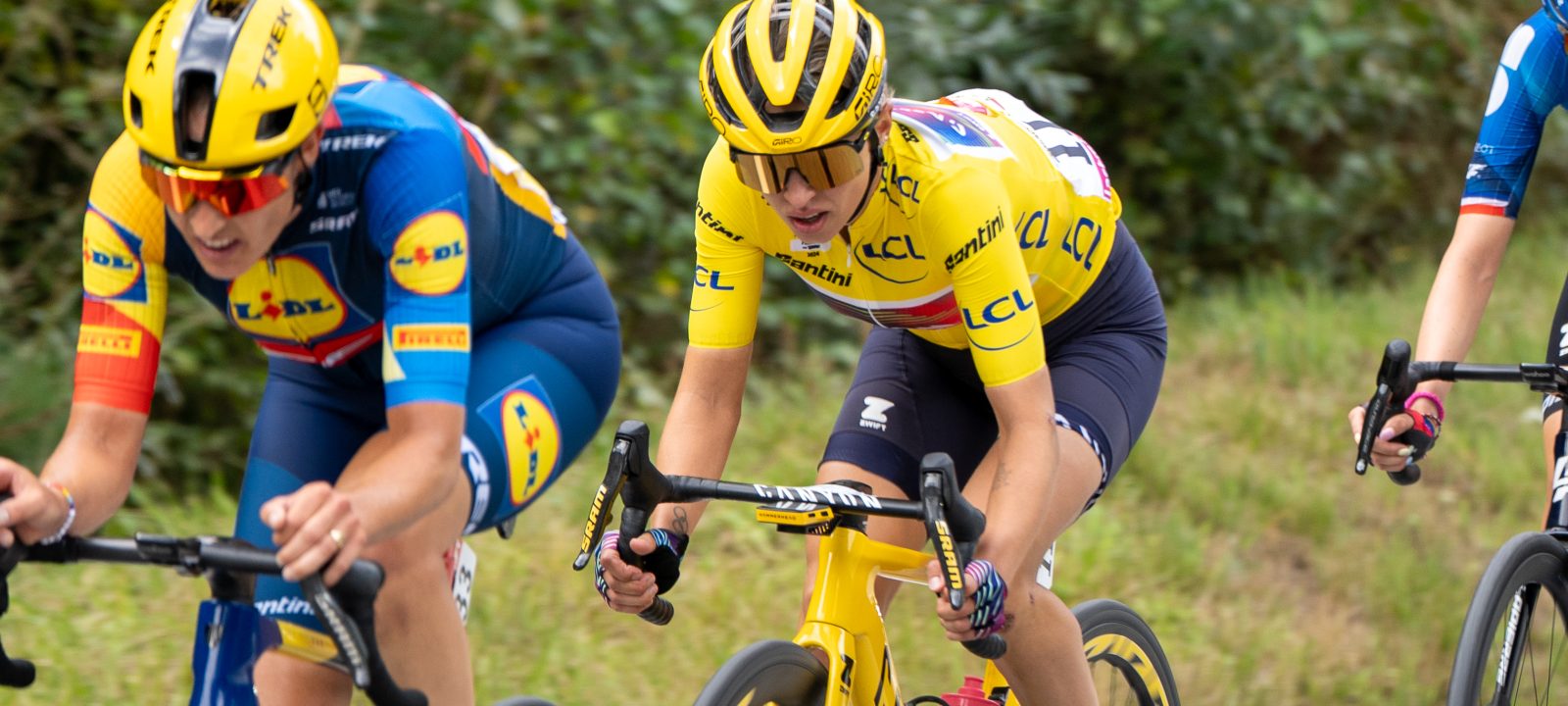 Katarzyna Niewiadoma, ciclista de Canyon-SRAM, compitiendo en el Tour de Francia Femenino