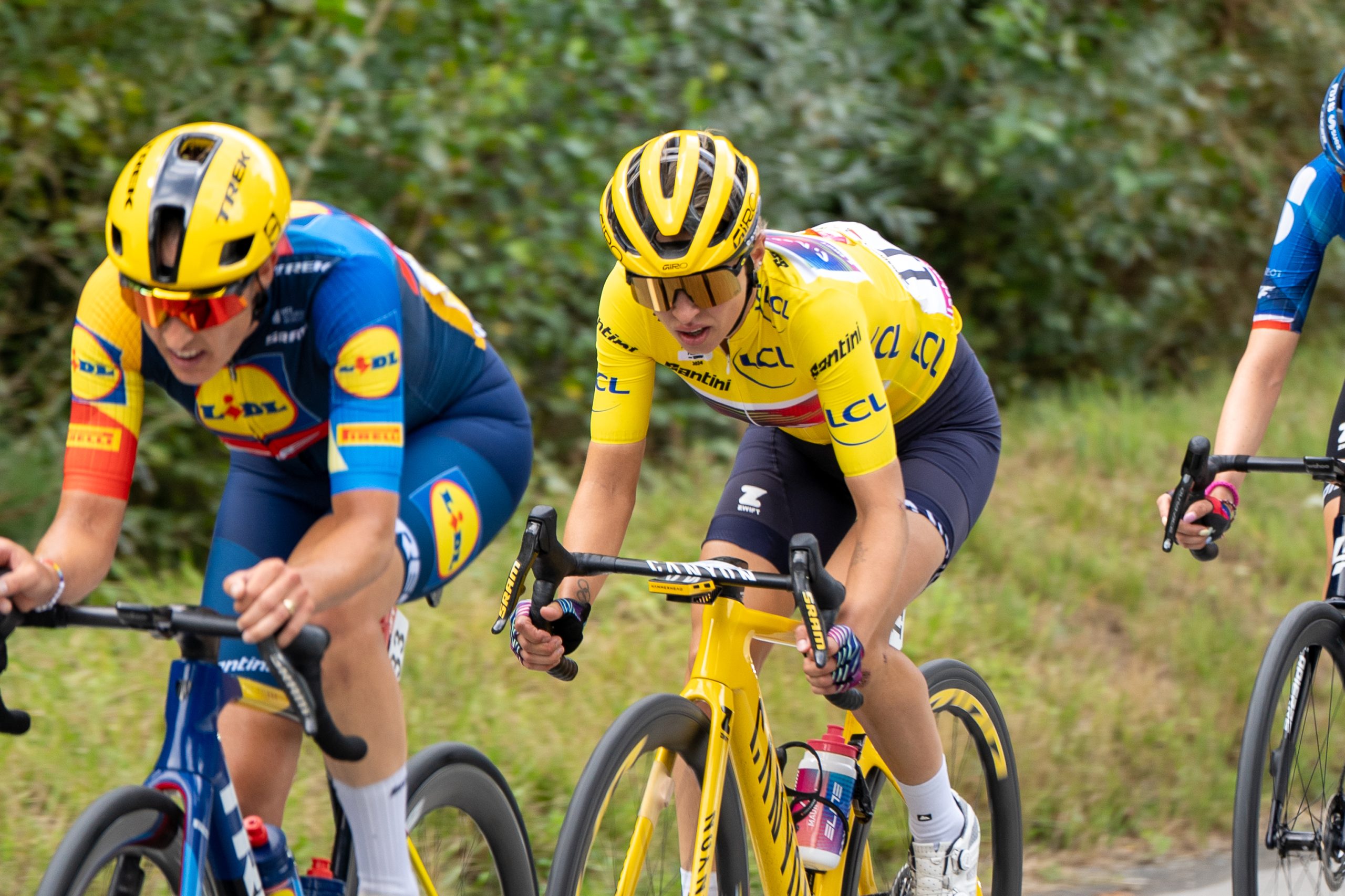 Katarzyna Niewiadoma, ciclista de Canyon-SRAM, compitiendo en el Tour de Francia Femenino
