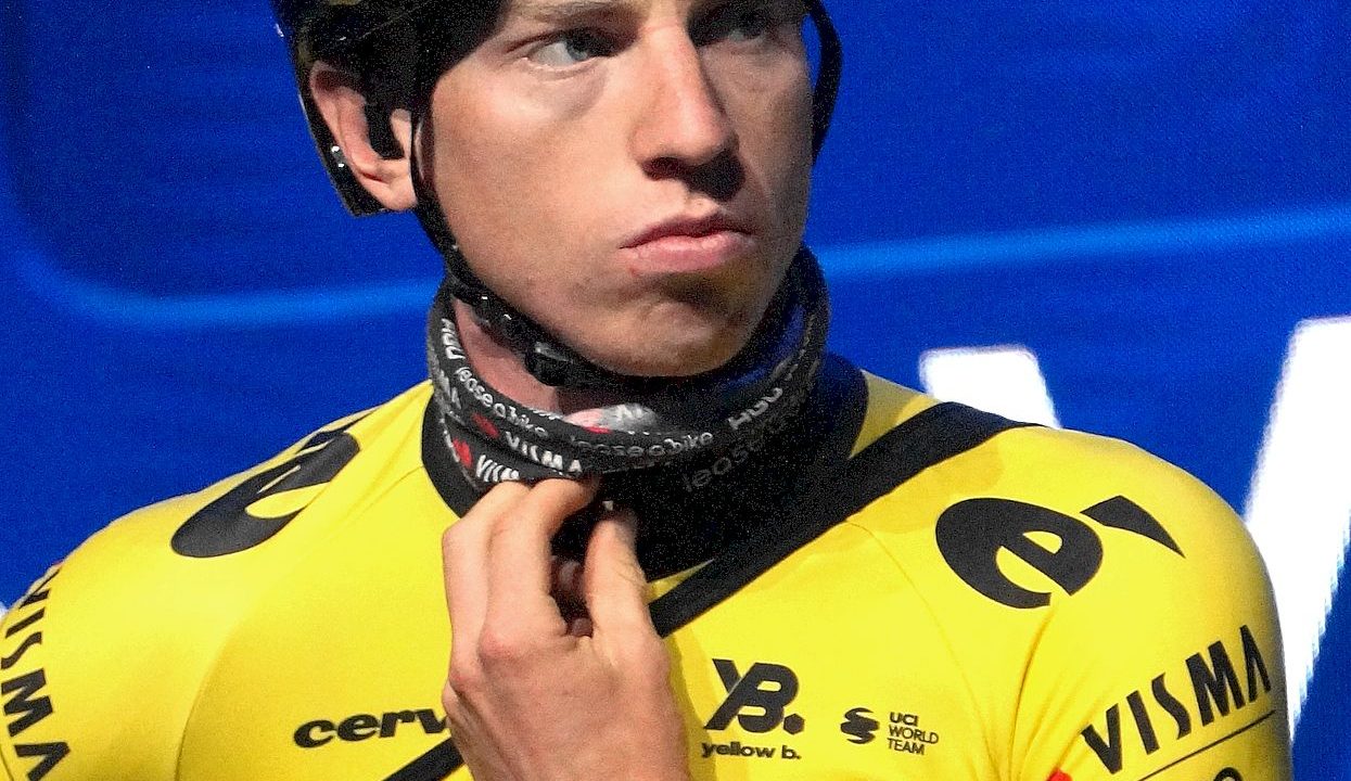 Matthew Brennan, ciclista del Visma | Lease a Bike, retrato en la presentación de equipos de Omloop Het Nieuwsblad 2025