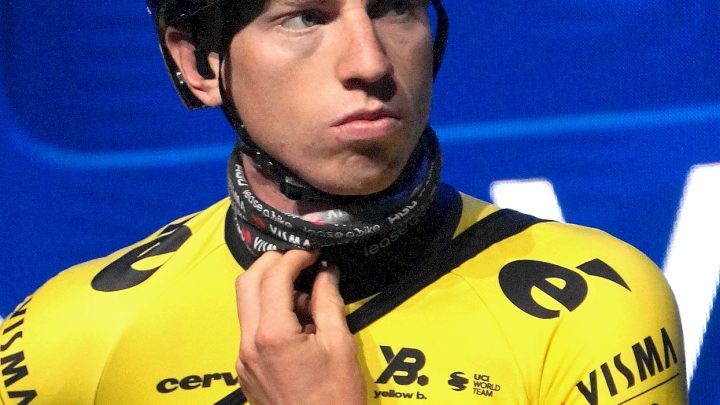 Retrato de Matthew Brennan en la presentación de equipos previa a una carrera