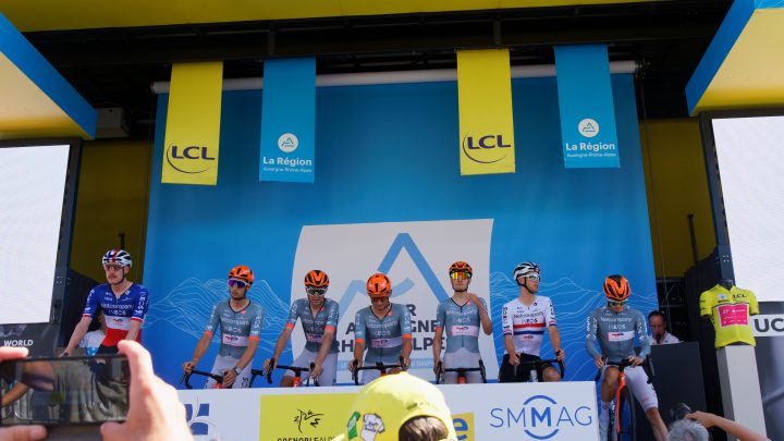 Equipo Netcompany INEOS a la salida de una etapa en 2026, con Oscar Onley entre sus filas