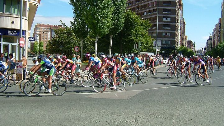 Pelotón de la Vuelta a Burgos en la salida, imagen de archivo