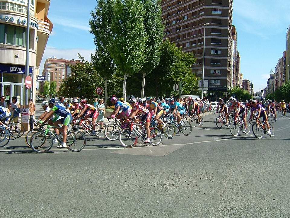 Pelotón de la Vuelta a Burgos en la salida, imagen de archivo