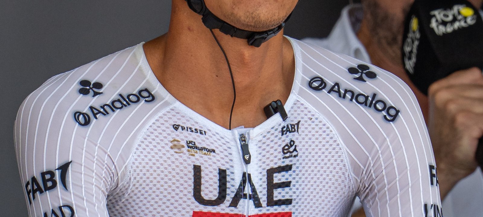 Isaac del Toro en el podio de presentacion de la etapa 5 del Tour de Francia 2026