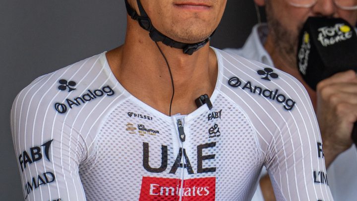 Isaac del Toro en el podio de presentacion de la etapa 5 del Tour de Francia 2026