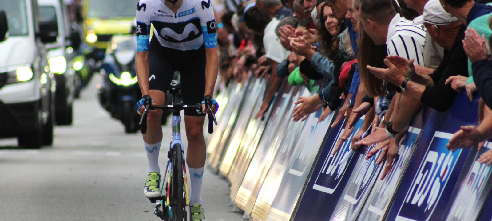 Marlen Reusser, ciclista suiza del Movistar Team, en la Cote de Cadoudal durante el Tour de Francia Femenino 2025