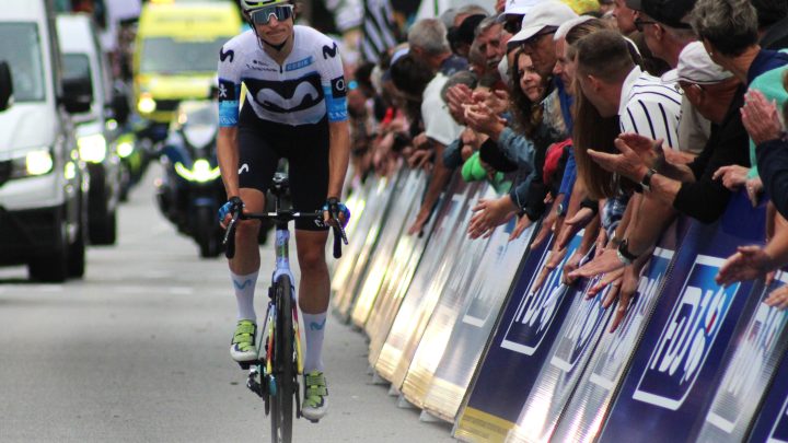 Marlen Reusser, ciclista suiza del Movistar Team, en la Cote de Cadoudal durante el Tour de Francia Femenino 2025