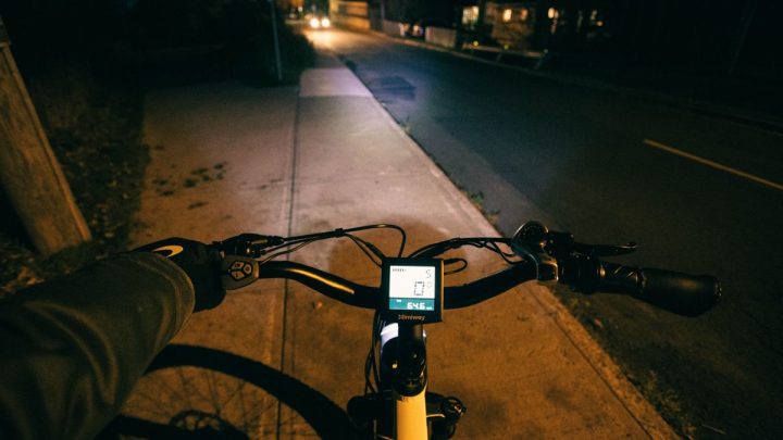 Detalle de equipamiento ciclista: ciclista consultando un ciclocomputador GPS montado en el manillar