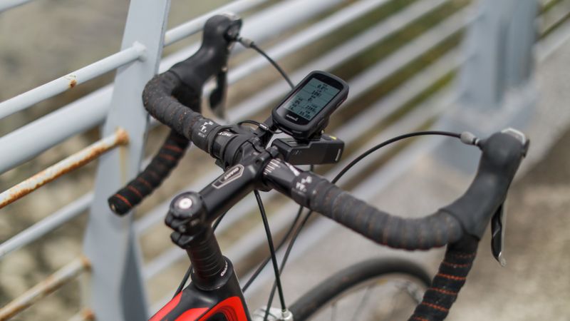 Manillar de bicicleta con ciclocomputador, detalle de entrenamiento por potencia