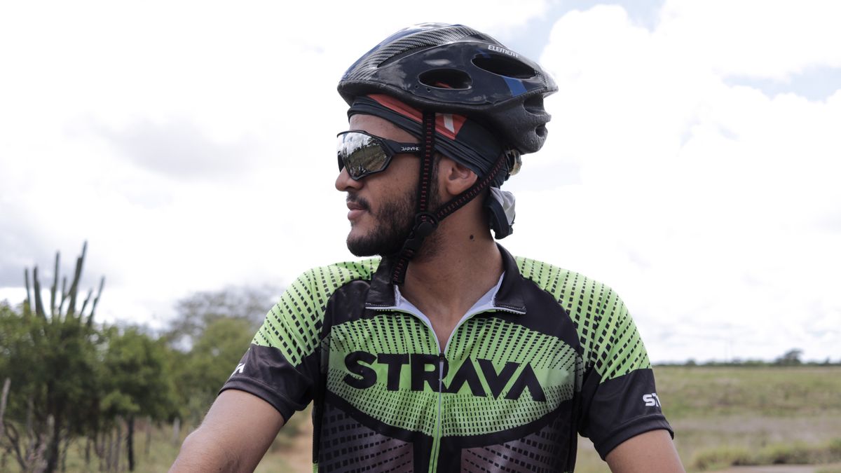 Ciclista con casco y gafas consultando los datos de su salida