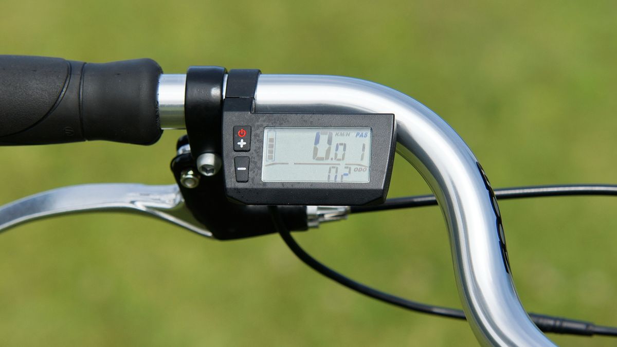 Sensor y pantalla de ciclocomputador montados en el manillar de una bicicleta