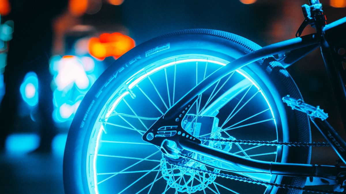 Luz trasera de bicicleta LED encendida en azul sobre la rueda