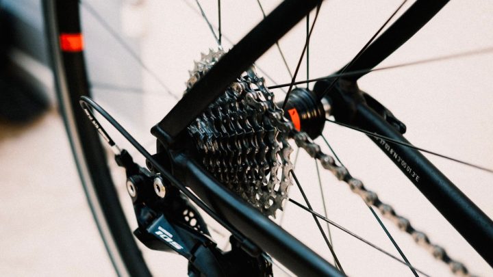Detalle de equipamiento ciclista: cassette y transmisión de una bicicleta, compatible con rodillo inteligente de rueda directa