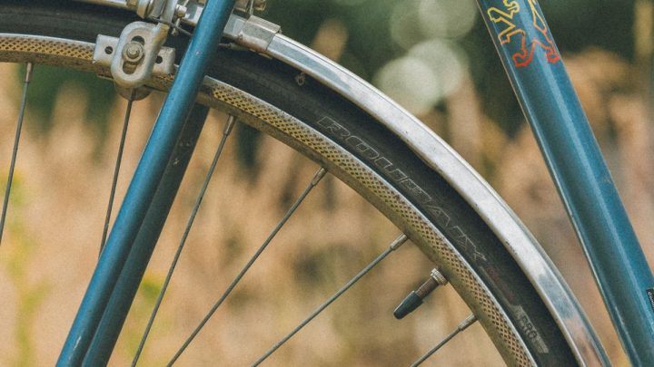 Detalle de equipamiento ciclista: rueda trasera y cadena de una bicicleta, listo para montar en rodillo inteligente