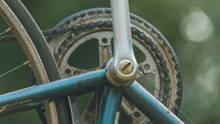 Detalle de equipamiento ciclista: primer plano de pedal y biela de una bicicleta de carretera