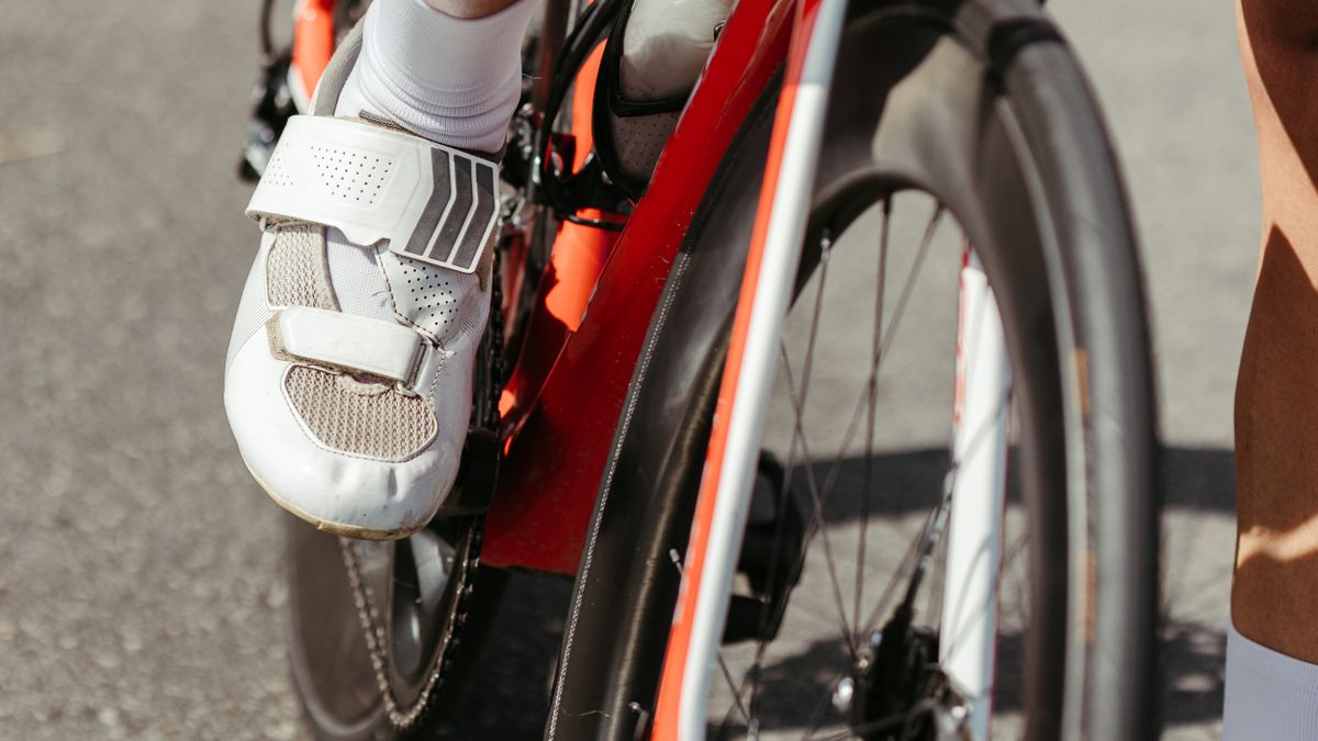 Primer plano del pie de un ciclista calzado en un pedal de carretera con potenciómetro integrado