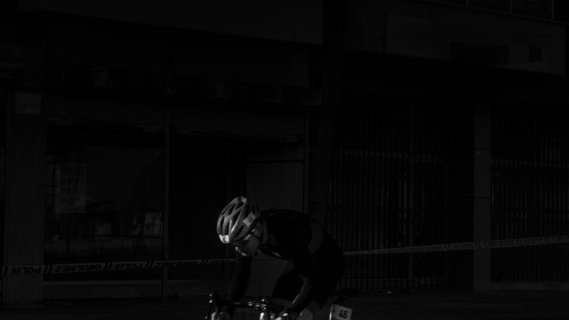 Ciclista rodando de noche por la ciudad con luces encendidas