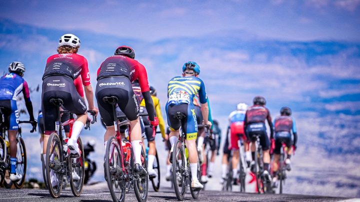 Imagen del pelotón profesional: ciclistas compitiendo en una carrera de ruta