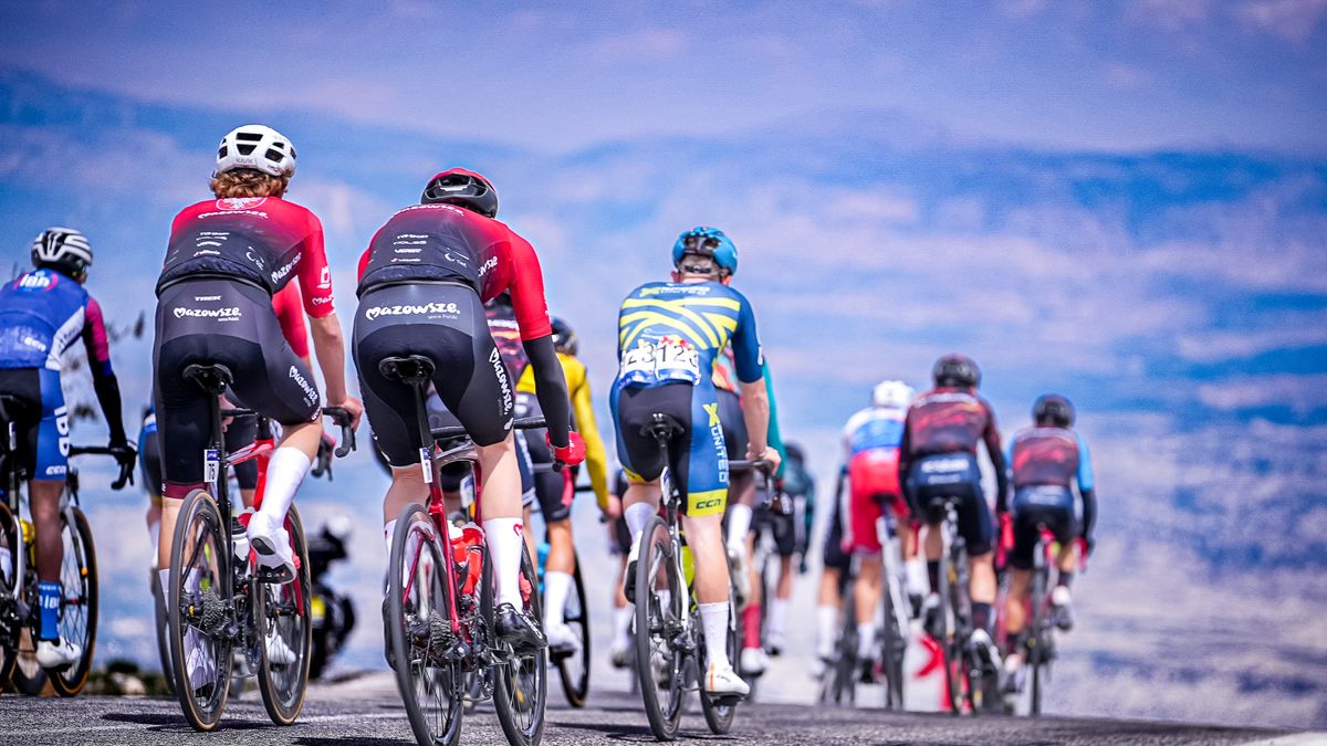 Imagen del pelotón profesional: ciclistas compitiendo en una carrera de ruta