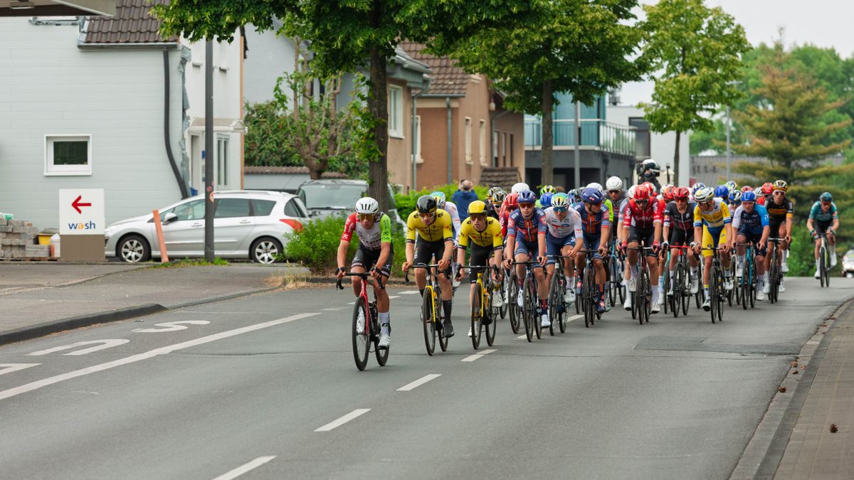 Imagen del pelotón profesional: ciclistas compitiendo en una carrera de ruta urbana