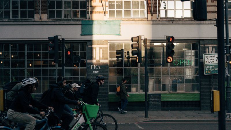 Ciclistas urbanos en un cruce con tráfico, contexto de seguridad vial