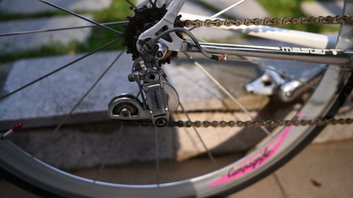 Detalle de equipamiento ciclista: engranaje y cadena de bicicleta al aire libre