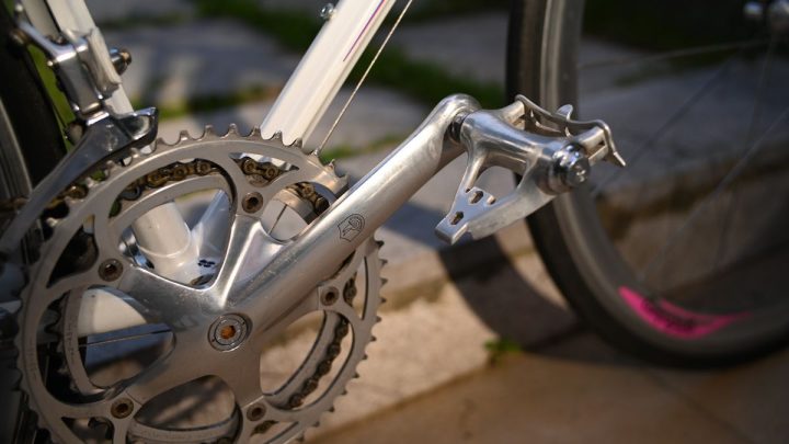 Detalle de equipamiento ciclista: pedal y biela de bicicleta al aire libre, tipo de instalación de un potenciómetro de pedal