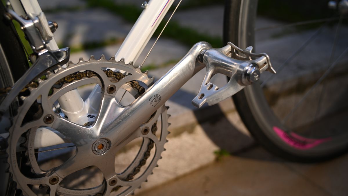 Detalle de equipamiento ciclista: pedal y biela de bicicleta al aire libre, tipo de instalación de un potenciómetro de pedal