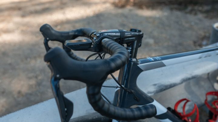 Primer plano del manillar de una bicicleta de carretera con un ciclocomputador GPS montado