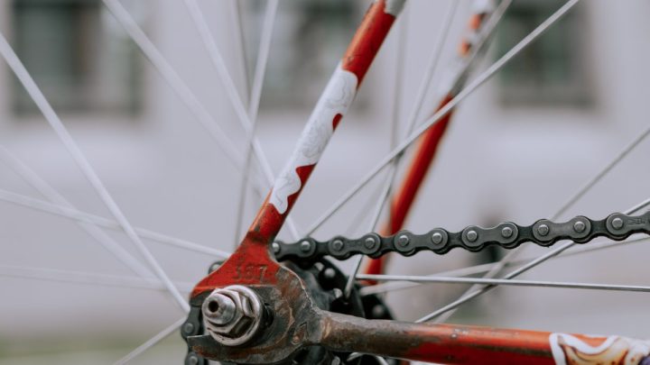 Primer plano de cassette y cadena de transmisión de bicicleta