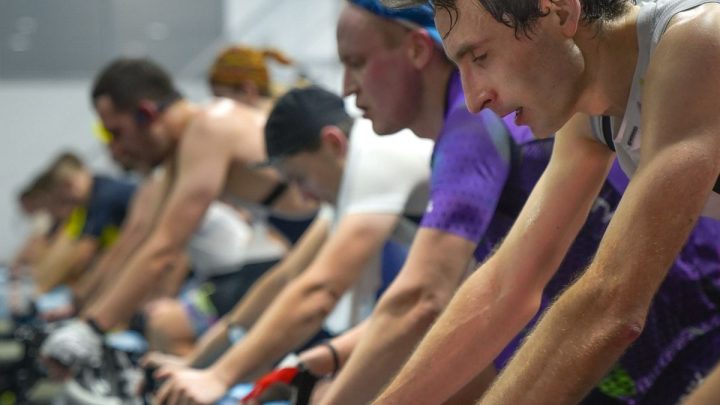 Ciclistas entrenando en rodillos inteligentes de interior