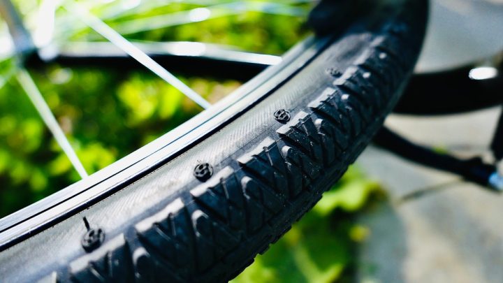 Primer plano de un neumático de bicicleta preparado para montaje tubeless